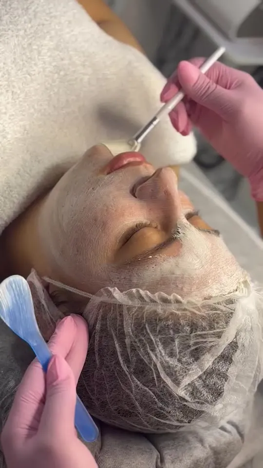 Aplicación de mascarilla facial profesional