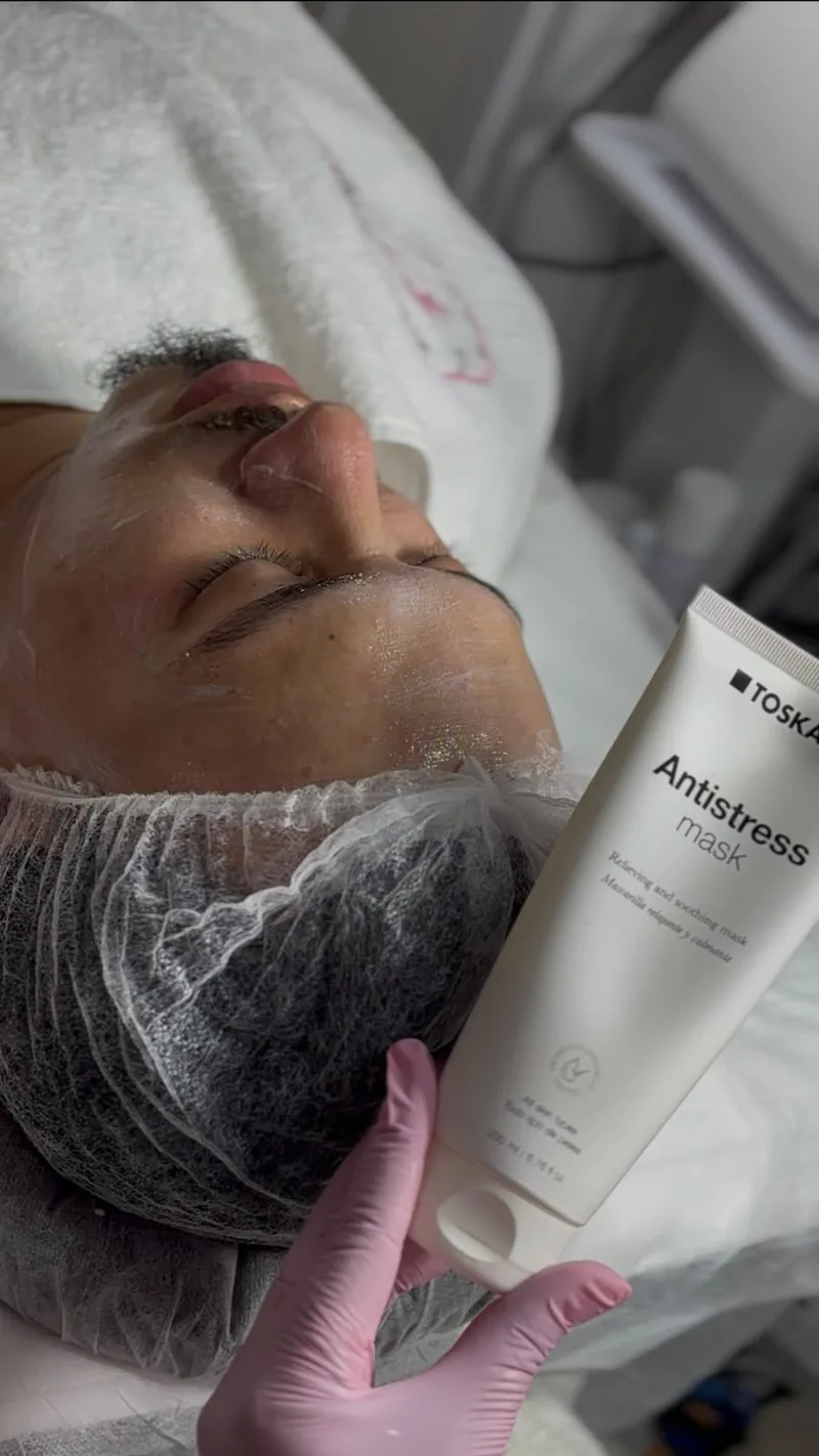 Mascarilla calmante aplicada durante un facial